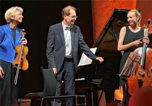 Freuten sich sichtlich über den begeisterten Applaus: (von links) Antje Weithaas, Dénes Várjon und Marie-Elisabeth Hecker.Foto janka