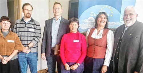 Freuten sich über die Diskussionen: (von links) Esther Jennings, Philipp Lehar, Bürgermeister Simon Frank, Dr. Natascha Mehler sowie die Schirmherren Claudia Köhler und Sebastian Freisinger. Foto  Hötzelsperger