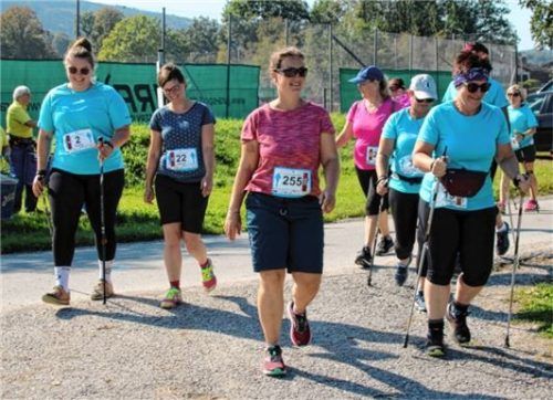 Frohen Mutes und gut gelaunt, stellten sich Montagswalker, Wadlkrampf-Hehna (Hühner) und andere Walker der Herausforderung der Zehn-Kilometer-Strecke beim Dr.-Selmayr-Gedächtnislauf.
