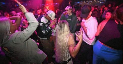 Gäste tanzen ausgelassen in einem Club in München. Foto dpa