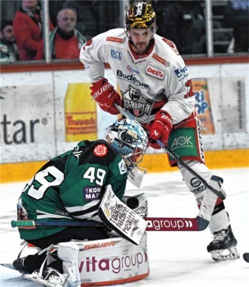 Gegen den späteren Meister Regensburg feierte Torhüter Oskar Autio sein bemerkenswertes Starbulls-Debüt. Foto Hans-Jürgen Ziegler