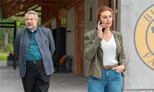 Gehen ab Oktober im Fernsehen gemeinsam auf Verbrecherjagd: die Kommissare Anton Stadler (Dieter Fischer) und Astrid Schubert (Sophia Schiller). Foto ZDF/Linda Gschwentner