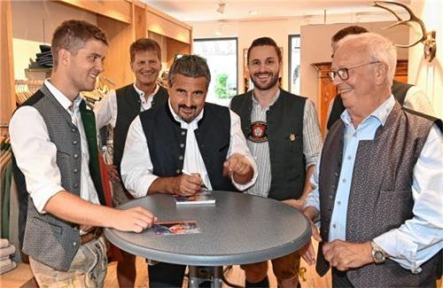 Georg Hackl (Mitte) mit (von links) einem Fan, Paul Unterseher vom Trachtengeschäft Unterseher, Landtagsabgeordnetem Daniel Artmann und Rosenheims ehemaligem Zweiten Bürgermeister Anton Heindl.Foto  Schlecker