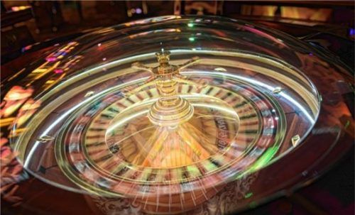 Glücksspiel, wie hier Roulette, Sportwetten oder Online-Poker – Spielsüchtige kommen oft in schwere finanzielle Bedrängnis. Die Angeklagten liehen drei Süchtigen Geld, um sie dann massiv unter Druck zu setzen. Foto dpa