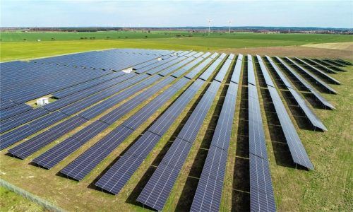 Große Solaranlagen, die auf Freiflächen entstehen, könnten zu den ersten Projekten gehören, die das Regionalwerk in Angriff nimmt.Foto dpa