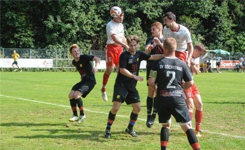 Großholzhausens Michael Reutter hatte die beste Chance, köpfte aber drüber.Foto Ruprecht