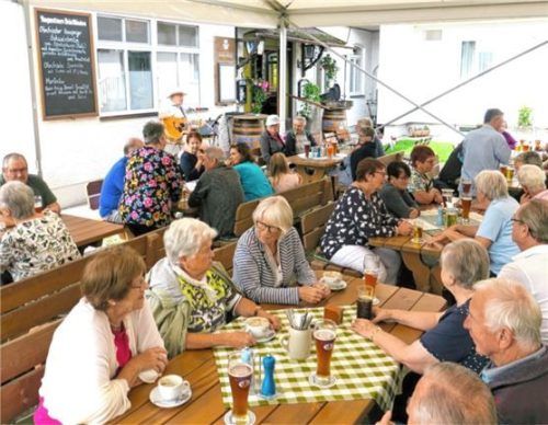 Gut besucht war erneut die „Weißwurst-Matinee“ des VdK – mit musikalischer Gestaltung durch Harald Höschler (hinten). Foto Baumann