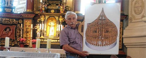 Hans Demberger erläuterte den interessierten Gästen im Kircheninnern die Historie der Heilig-Kreuz-Barockkirche Johann Baptist und zeigte eine schematische Darstellung der inneren Konstruktion der weithin sichtbaren Zwiebel.Foto Knarr