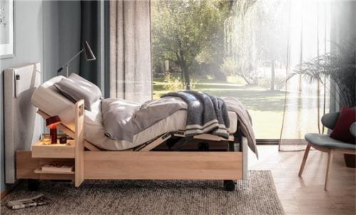 Herausforderungen begegnen und selbst bestimmt wohnen: Funktionsbetten tragen zum Schlafkomfort auch im Alter bei.Foto  DJD/Rummel Matratzen/Achim K. Roesch