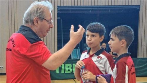 Heufelds Jugendleiter Robert Wagner (links) will seinem Nachwuchs die richtigen Tipps mitgeben.