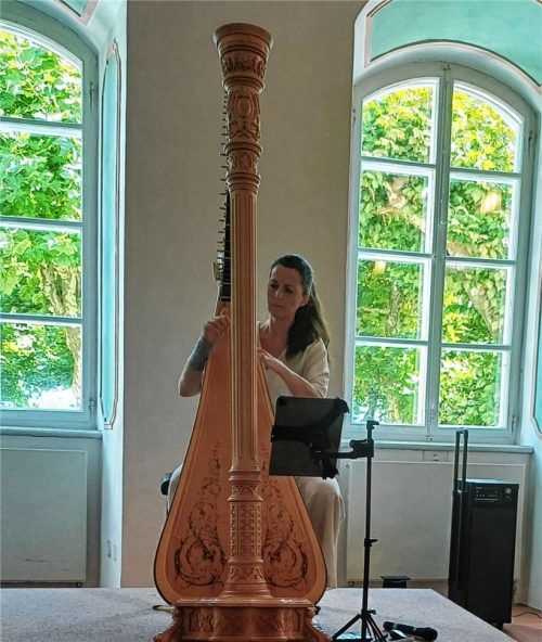Im Bibliothekssaal des Augustiner Chorherrenstifts spielte und moderierte die Harfenistin Silke Aichhorn. Foto  Giesen