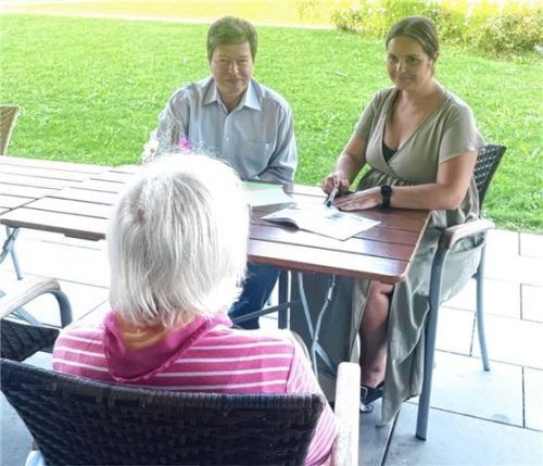 Im Gespräch mit einer Seniorin: Elmar Stegmeier, Vorsitzender des Ökumenischen Sozialdienstes Priental, und Pflegedienstleiterin Anna Jell-Hochwarter. Foto Privat