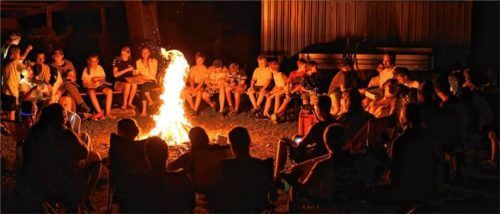 Im hellen Schein des Lagerfeuers wurden Stockbrote gebacken. Fotos  re