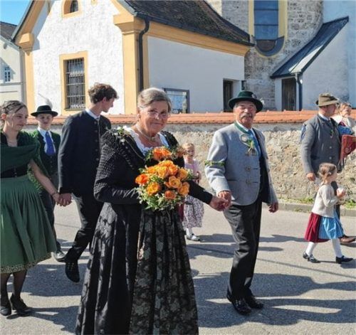 Im Hochzeitszug ging es zur weltlichen Feier in den Ellmosener Kriechbaumer-SaalFoto  hecht