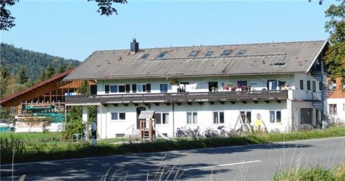 Im Inzeller Berghof sind seit vielen Jahren Asylanten untergebracht, die sich überwiegend gut in der Gemeinde integriert haben. Zudem sind viele Ukrainer privat untergebracht. Dadurch steigt die Zahl der Asylsuchenden in Inzell auf 270. Foto  Wegscheider