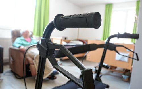 Immer mehr Senioren leiden unter Einsamkeit. Auch in Rosenheim. (Symbolbild) Foto dpa