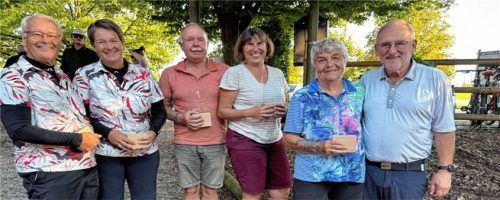 In der Combo-Wertung Bilder-Rallye und Golf waren Peter und Petra Bauer (Mitte) siegreich. Den zweiten Platz belegte Irmi Sifferlinger (rechts mit dem Organisator Fritz Schadeck, Platz drei ging an Professor Peter Zaiss und Johanna Rackl-Zaiss (links).Foto