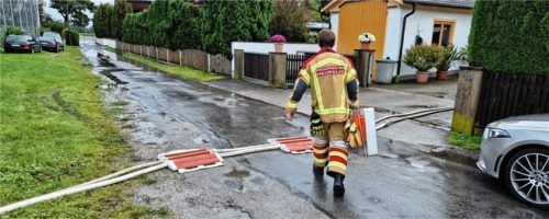 In der vergangenen Woche waren in Bruckmühl zahlreiche Einsatzkräfte mit dem Abpumpen der Wassermassen beschäftigt. Foto Marktgemeinde Bruckmühl