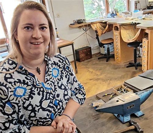In der Werkstatt ist es heiß wie in einer Sauna: Nicole Gangkofer und ihre Mitarbeiterinnen sind stolz auf ihr Handwerk. Jedes Schmuckstück entsteht vom Design bis zur Fertigstellung in Gemeinschaftsarbeit. Fotos Wildauer