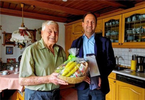 In Niedermoosen feierte Erich Niedermeier kürzlich 90. Geburtstag, Bürgermeister Christoph Vodermaier gratuliert. Foto Günter Niedermeier