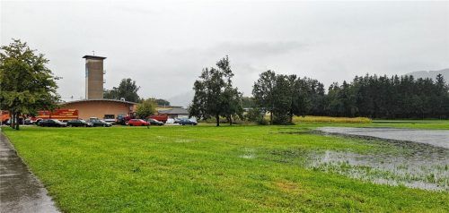 In Raubling ging am Samstag der obere Tännelbach über die Ufer, alle anderen Bäche und Gräben hatten noch etwas Puffer. Dem Feuerwehrhaus, Sitz des lokalen Krisenstabs, rückte das Wasser ziemlich auf die Pelle. Bleibt abzuwarten, was die gesättigten Böden am Montag und Dienstag noch aufnehmen können. Foto Sönmez