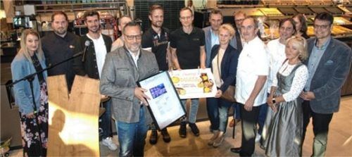 Innungskollegen und Landrat Maximilian Heimerl (rechts) gratulierten der Familie Eicher zur Einweihung. Foto Peter Becker