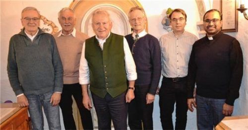 Jahresversammlung des Männerchors Reisach v.l.: Ludwig Blum, Günther Schmid, Franz Böhm, Pfarrer Dr. Hans Huber, Dr. Ralf Metzger und Pater Paul. Foto  Lotter