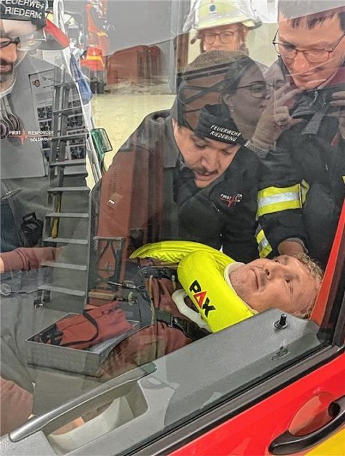 Jetzt muss alles ganz behutsam gehen: Die Retter holen ein „Unfallopfer“ mit angenommener Wirbelsäulenverletzung aus dem Auto. Foto  Kirchner