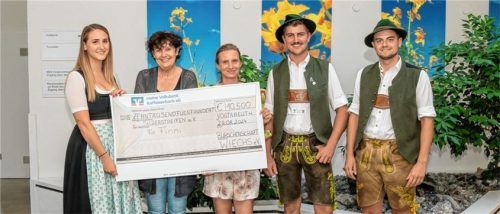 Johanna Seebacher (links), Vitus und Tobias Reger (rechts) überbrachten einen Spendenscheck in Höhe von 10 500 Euro an Sabine Kuhn vom Verein Silberstreifen und Vicky Zettel, der Mama des siebenjährigen Finni (Mitte von links).Foto Kriechbaumer