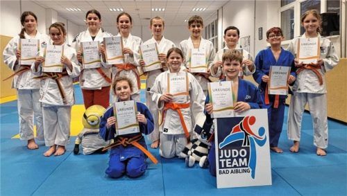 Junge Judoka freuen sich über die bestandene Gürtelprüfung.Foto  JUDO TEAM BAD AIBLING