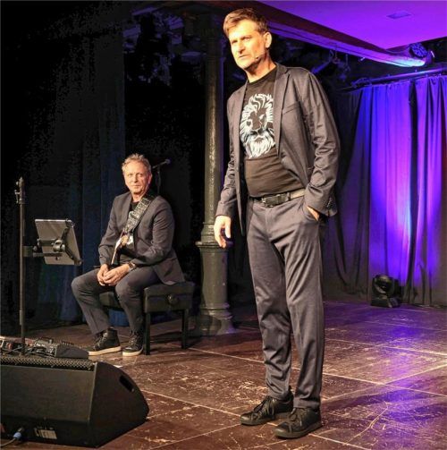 Kabarettist Michael Altinger (rechts) und Gitarrist Andreas „Andy“ Rother. Foto  Seitz