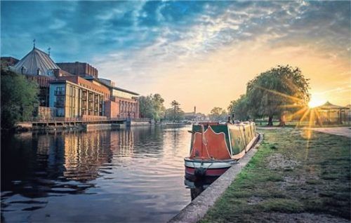 Kann man traumhaft per Bahn bereisen: Stratford-upon-Avon mit Theater und Schmalboot.