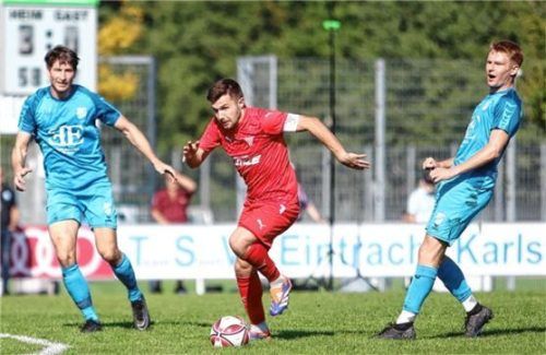 Kapitän Maximilian Biegel (Mitte) und der SV Bruckmühl sind im Nachholspiel gefordert.Foto Wolfgang Fehrmann