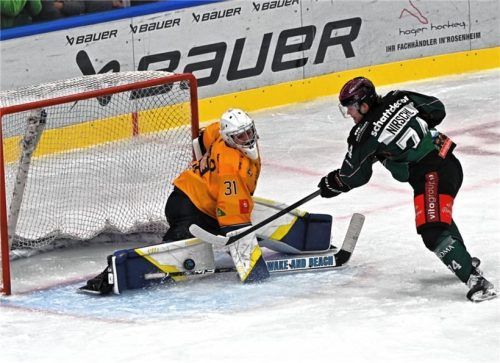 Kein Tor: Ludwig Nirschl verpasste im Heimspiel gegen Weißwasser in dieser Szene den Ausgleich.Foto Franz Ruprecht