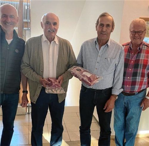 Kolpingsvorsitzender Franz Besel (links) und Spielleiter Sepp Davanzo (rechts) gratulierten Gesamtsieger Siegfried Raß (Zweiter von rechts) und dem Zweitplatzierten Alois Weinmann zu ihrem Erfolg.Foto Kotter