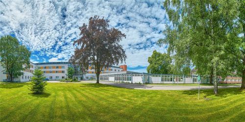 Kompetente Versorgung in idyllischer Umgebung und familiärer Atmosphäre – dafür steht die Klinik Wendelstein in Bad Aibling. Fotos Klinik Wendelstein/re