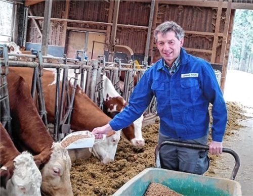 Konrad Lackmaier hat in seinen 25 Jahren, die er beim Melkeraushilfsdienst arbeitet, über 220 Betriebe kennengelernt. Foto privat