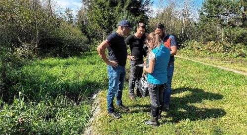 Lässt sich noch mehr Wasser im renaturierten Moor zurückhalten als bisher? Dieser Frage gingen (von links) Raublings Bürgermeister Olaf Kalsperger, Verwaltungschef Korbinian Kopp, Florian Bauer vom Bauamt und Moormanagerin Veronika Kloska vom Landratsamt Rosenheim (vorn) auf den Grund. Fotos Gerlach