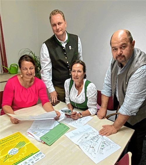 Lagebesprechung: (Von links) stellvertretende Kreisbäuerin Maria Fischbacher, Cheforganisator Josef Steingraber, Kreisbäuerin Katharina Kern und BBV-Kreisobmann Josef Andres studieren die Unterlagen zum Aufbau der Schmankerlstraße.Foto Kotter