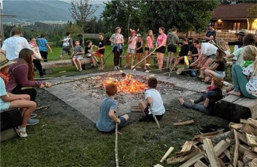 Lagerfeuerromantik mit Stockbrot. Foto re
