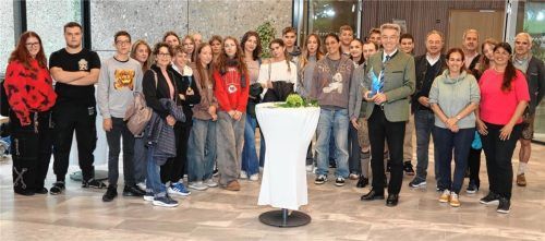 Landrat Otto Lederer begrüßte die Schüler des Nikolaus-Lenau-Gymnasiums in Temeschwar mit ihren Begleitlehrerinnen sowie Gastschülern der Wirtschaftsschule Alpenland. Foto Landratsamt Rosenheim.