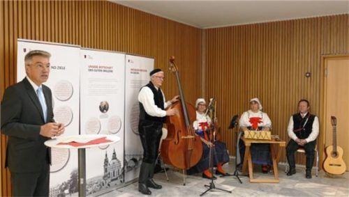 Landrat Otto Lederer würdigte die Aufbauleistung der Vertriebenen nach dem Zweiten Weltkrieg, Mitglieder des „Iglauer Singkreises“ begleiteten musikalisch. Foto Schubert