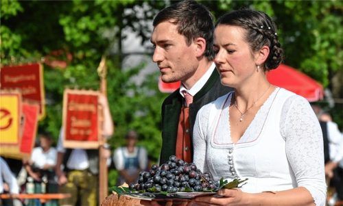 Luisa und Bernhard Astl aus Flintsbach bringen die Gaben zum Altar. Fotos schlecker
