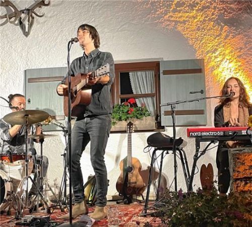 Machten die Terrasse der Schuhbräualm zur Bühne: (von links) Simon Gamper, Max von Milland und Emily Ferri. Foto pfurtscheller