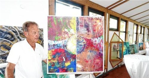 Manfred Hausner mit seinem Werk „Ungewiss“ beim Aufbau der Ausstellung im Foyer des Riederinger Rathauses. Foto Hötzelsperger