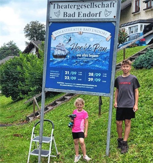 Maria und Simon Kößlinger, die beide im Stück „Hook & Pan“ mitspielen, helfen auch beim Aufstellen der Hinweisschilder tatkräftig mit. Foto Ammelburger