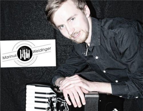 Marinus Weidinger begleitet Christina Ullmann, alias Biene, am Akkordeon.Fotos  re