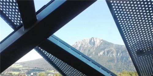 Markante Ausblicke aus einem prägende Bauwerk im Inntal: Über rund 1000 Glasplatten wurden 4000 Aluminiumzacken gelegt. Das Gebäude verfügt über ein ausgeklügeltes Beschattungssystem.