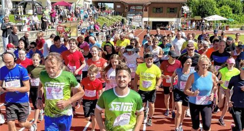 Mit dem „Mangfall-Stadion Eröffnungslauf 2024“ und knapp 200 Startern wurde das komplett sanierte „rote 400-Meter Oval“ wieder seiner Sport-Bestimmung übergeben. Foto  Neuwirth