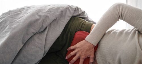 Mit dem Schmerz umgehen: Das sollen Endometriose-Betroffene im Physio-Kurs in Raubling lernen. Foto Annette Riedl/dpa